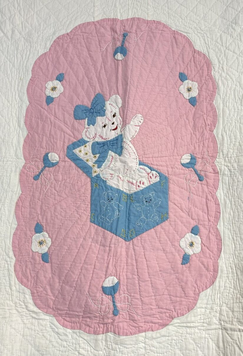 Sweet! c 1940s Bear in Box CRIB Quilt Vintage   Never Used!
