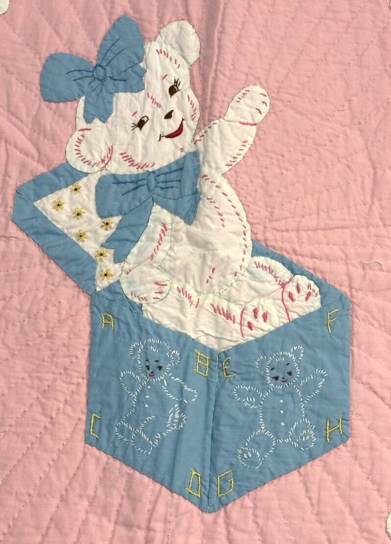 Sweet! c 1940s Bear in Box CRIB Quilt Vintage   Never Used!
